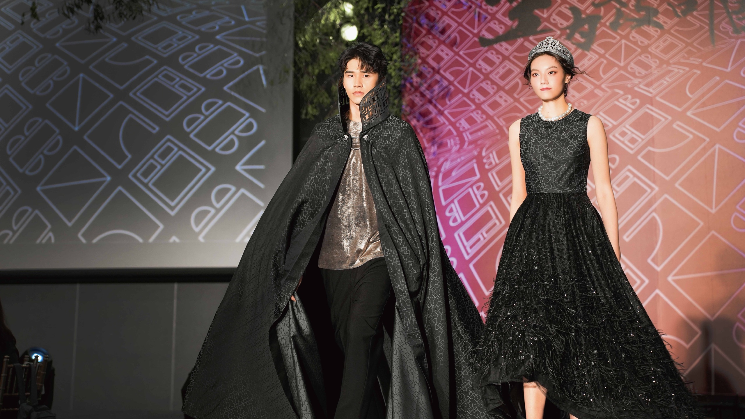 2023 華之金創獎時裝秀：男模著黑色提花長斗篷、女模著黑色羽毛亮片禮服並戴頭飾